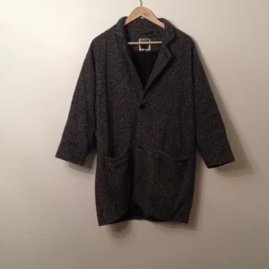 Tjusig jacka i använt skick. Saknar en knapp.  - Tjusig jacka i använt skick. Saknar en knapp. 