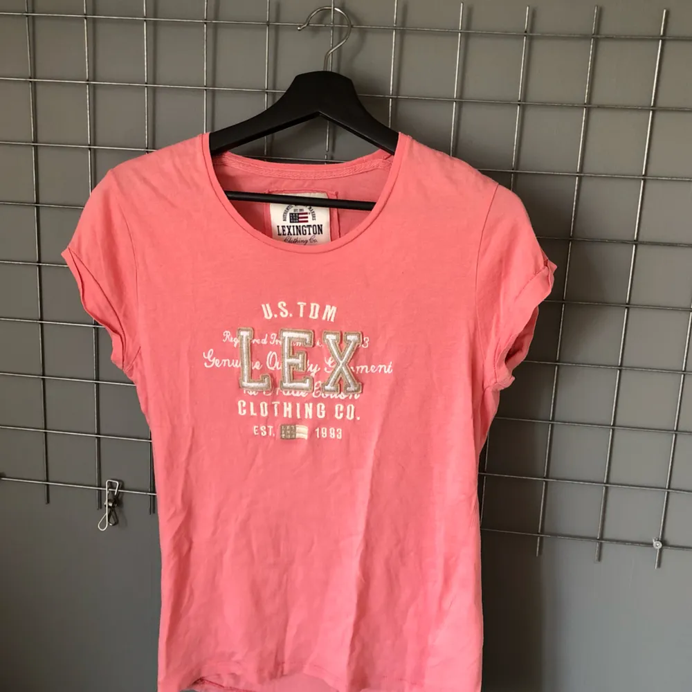 En rosa Lexingon T-shirt köp på NK🌸🌸. T-shirts.