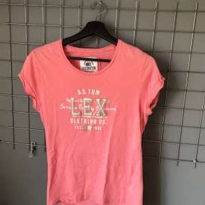  - En rosa Lexingon T-shirt köp på NK🌸🌸