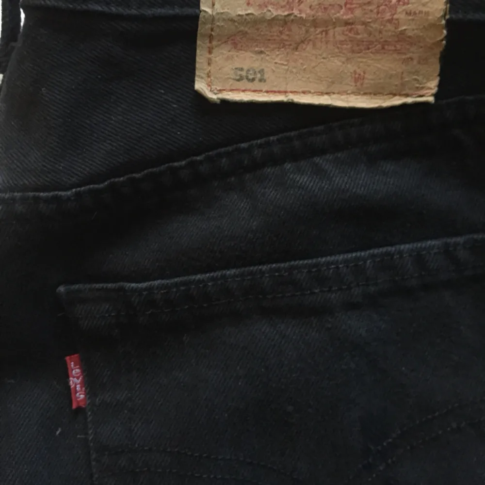 Svarta vintage Levis 501. Jättesköna med hållbart tyg och en fin färg! Tyvärr var dessa lite för stora för mig som är en ganska liten M. Det syns inte vilken storlek det är på lappen, så därför har jag uppskattat storleken själv. . Jeans & Byxor.