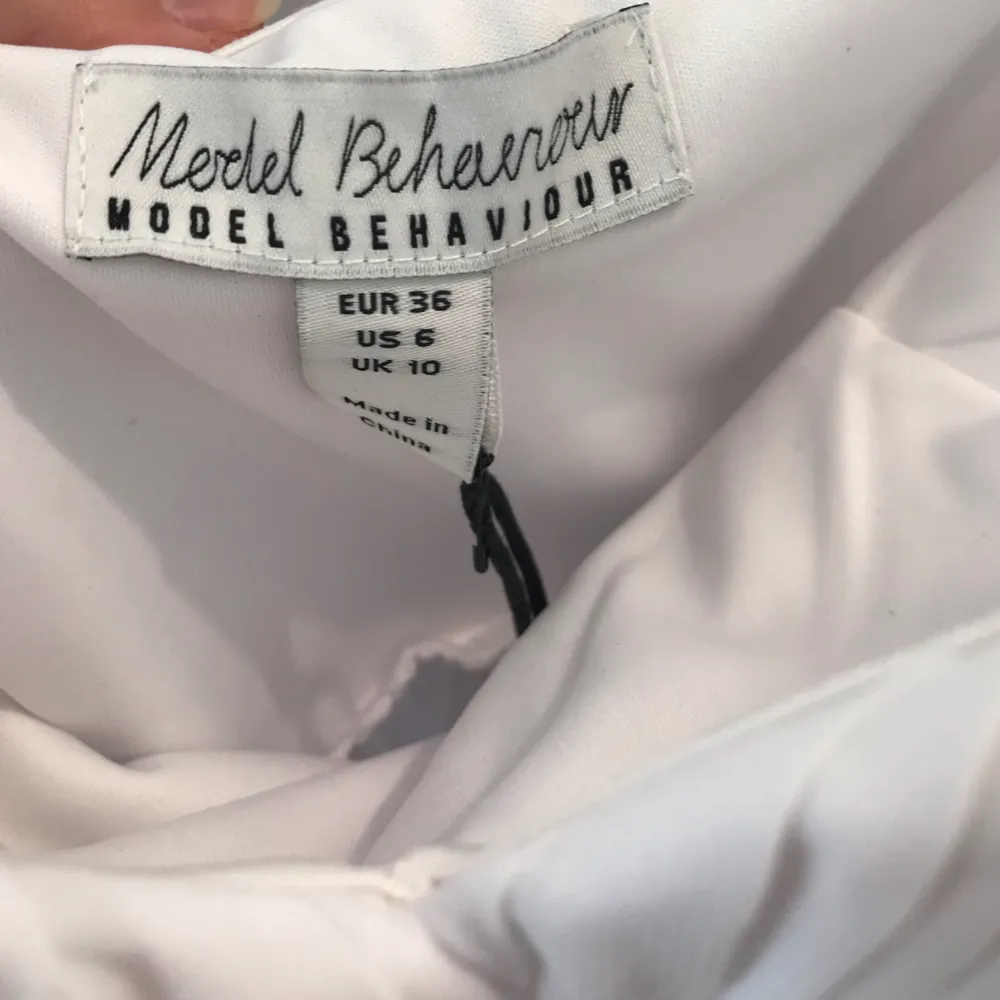 Otroligt fin vit klänning från Model Behaviour ✨. Klänningar.