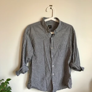  - Rutig skjorta i tunt material från Pop.  Frakt tillkommer