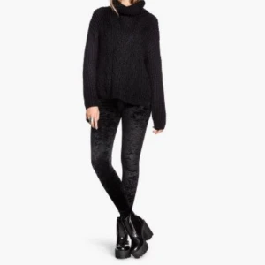  - Svarta leggings i krossad sammet. 