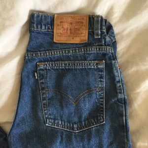  - Säljer mina fina Levis i mycket fint skick! Står ingen storlek men passar Small eller ca 26 i midjan! 🌸