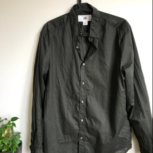  - Mörkgrön skjorta från H&M. Frakt tillkommer 