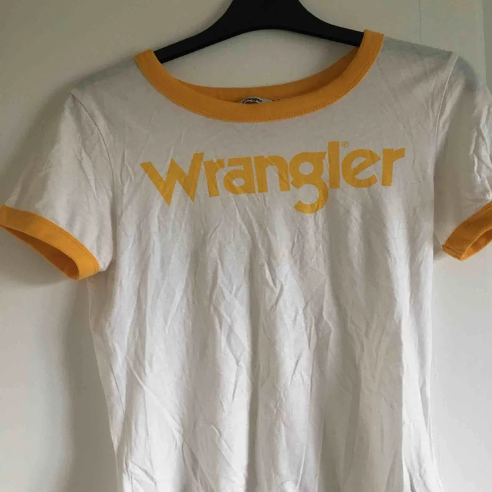 Mycket sparsamt använd, äkta Wrangler tröja. Väldigt fin 70-tals inspirerat plagg. Frakt: 27 kr ❤️. T-shirts.