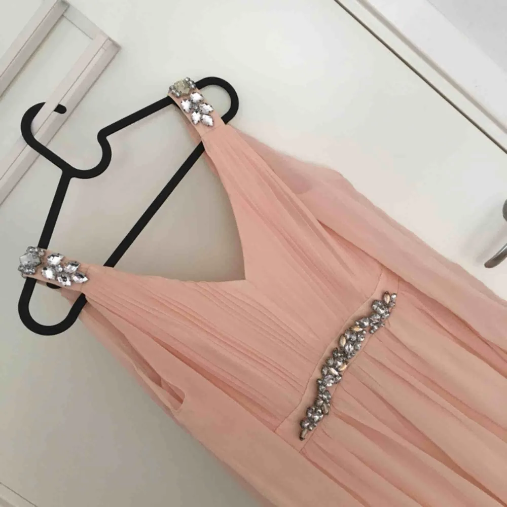 Super söt klänning som är bara använd en gång ny pris 1500:- säljer pga den passar mig inte längre  (frakt ingår) 🌸 för mer bilder skicka pm. Klänningar.