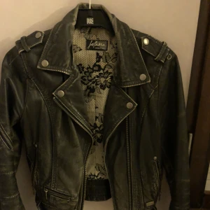  - Jofama by Kenza skinnjacka. Frakt tillkommer.