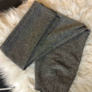  - Glittertights från HM. Oanvända så lappen sitter fortfarande kvar  Köparen betalar frakten annars kan jag mötas upp i Göteborg