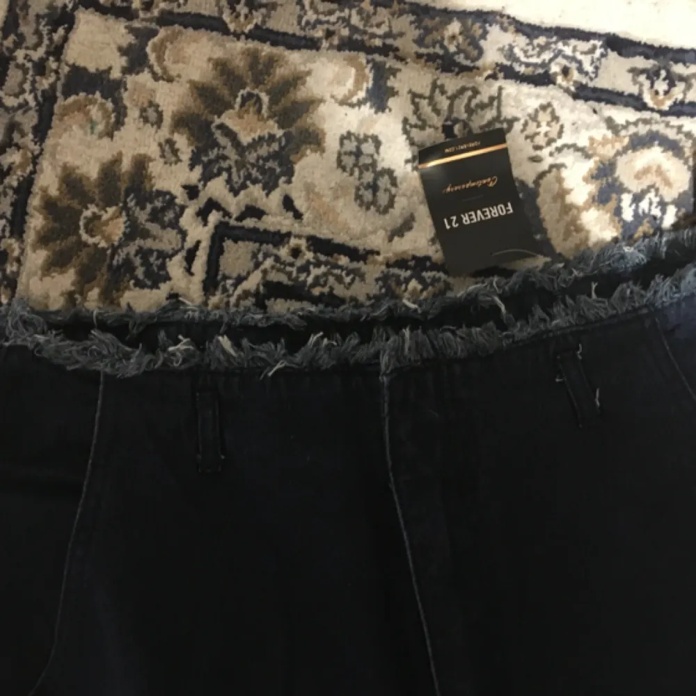 Utsvänga jeans med 70 tals stil och med lite fransar!!! Älskar dem men de är för stora för mig, mest för långa! Går att ja skärp till.. Jeans & Byxor.