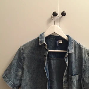  - kortärmad jeansskjorta från h&m :))
