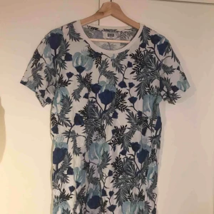  - T-shirt med blomtryck från weekday. 