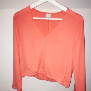  - Jättefin blus från ginatricot i korallfärg. Kostnad för frakt tillkommer