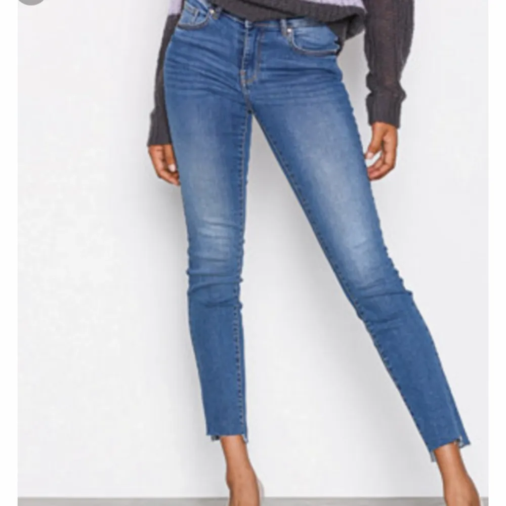 Hej! SÖKER Gina tricot jeans i modellen ALEX strl XS! Ej svarta då jag har dom men ljusblå, mellanblå,blå, mörkgrå mm är intressant även jeans strl xxxs-xs i vit, grön och beige olika märken dock ej HM eller CUBUS  då dom ej passar mig. Jeans & Byxor.