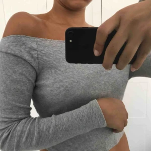  - Off-shoulder top som använts 1-3 gånger. Som säljs då jag tyvärr inte använder den så mycke