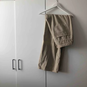  - Mått- W32 L32. Beiga utsvängda jeans från Weekday.