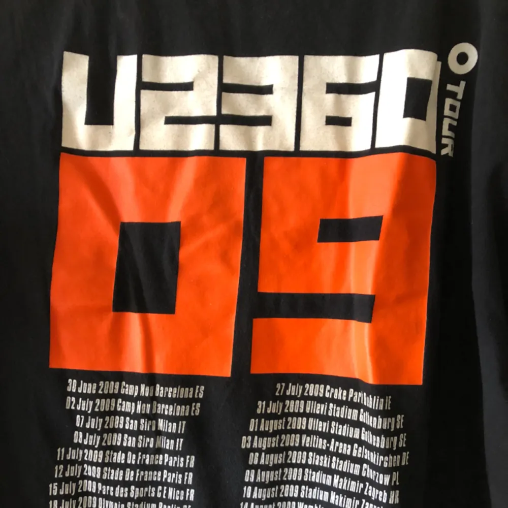 U2 tour T-shirt från 360 tour 2009 i trevligt använt skick . T-shirts.