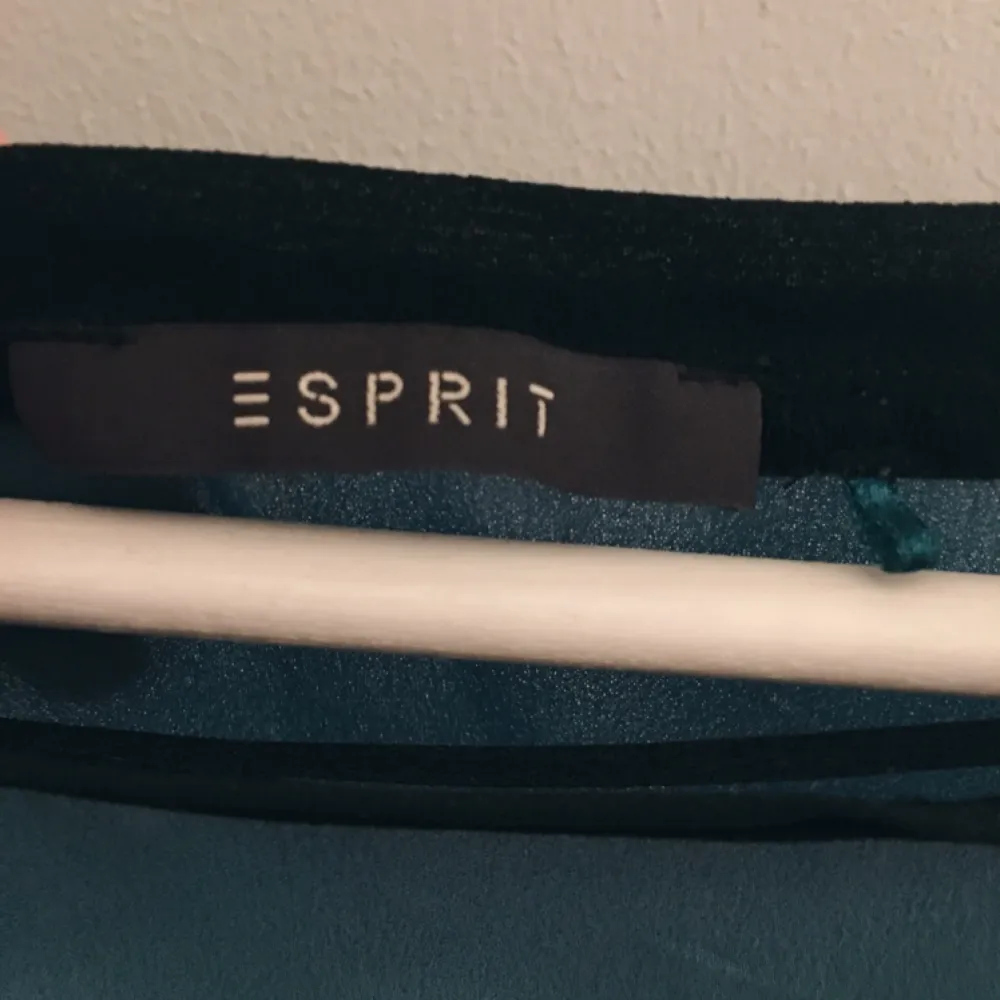 Jättefin blus från märket Esprit! Köparen står för frakten. Blusar.