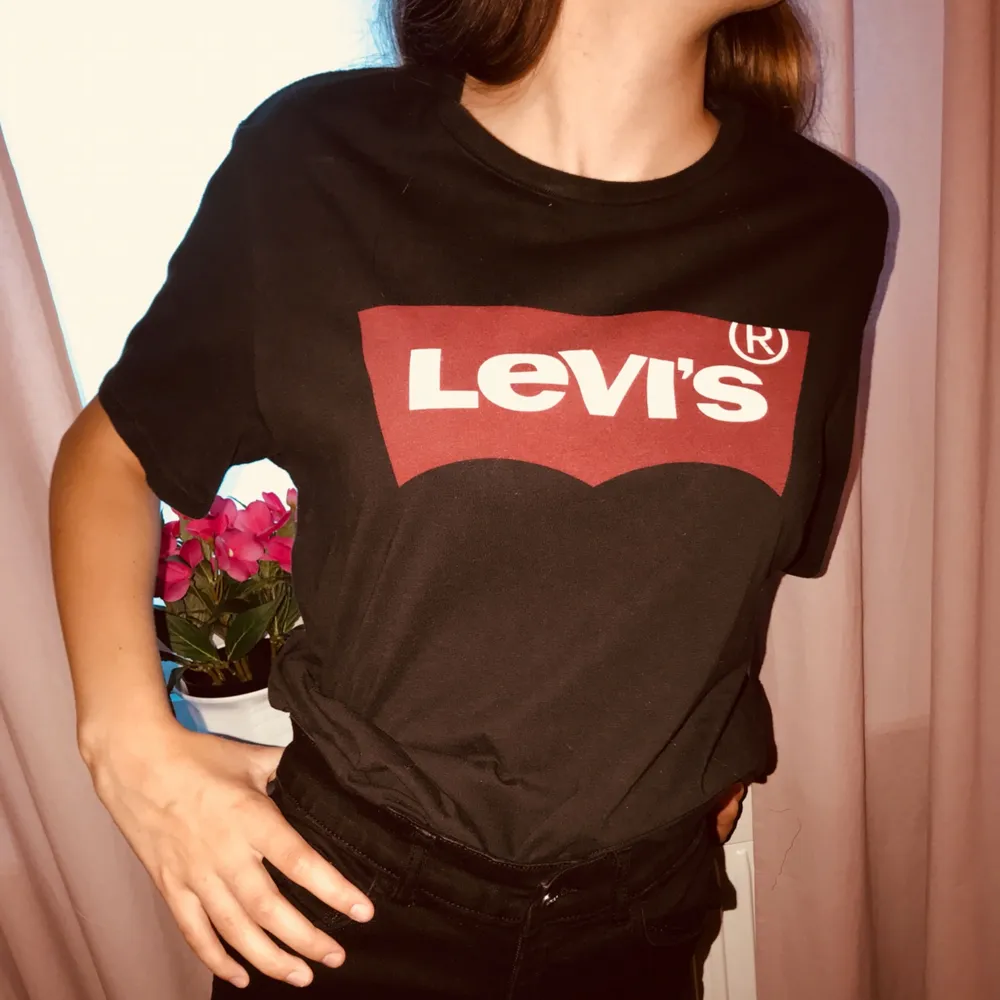 Oanvänd levi’s tischa, fint skick passar perfekt till alla tillfällen. T-shirts.