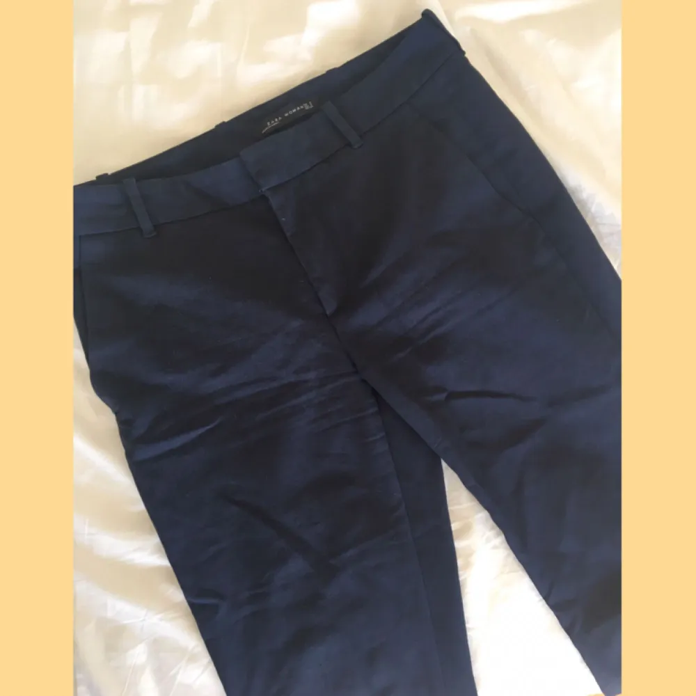 Mörk blå kostymbyxor från zara. I använt skick men såklart fina fortfarande. Frakt tillkommer på 20kr ☀️. Jeans & Byxor.