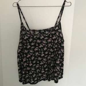  - fint fallande linne med blommor på från bikbok. funkar allt från en S-L beroende på hur man vill att den ska sitta. köparen står för frakten.