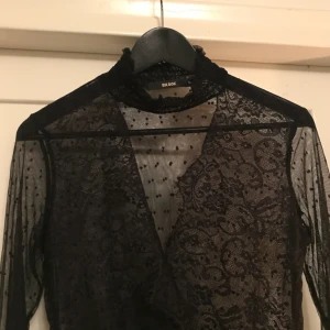  - Svart spetstopp med mönster. Använd enstaka gång.  *Frakt ingår i priset👍🏼*