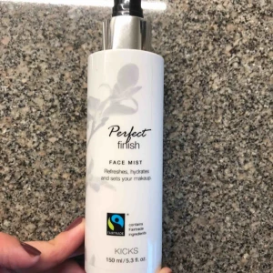  - Face Mist tillför fukt till huden och fräschar upp. Ger en fin lyster och gör så att makeupen sitter längre. Spraya direkt över huden eller över makeupen när som helst under dagen. Oanvänt