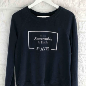  - ABERCROMBIE & FITCH Collegetröja    Marinblå collegetröja från abercrombie & fitch. Storlek S men passar även XS.   Frakt tillkommer