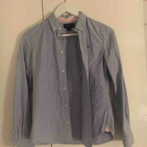  - Knappt använd Ralph lauren skjorta, köpt på kidsbrandstore så storleken är barnstorlek men passar mig som är XS. Köparen står för frakt