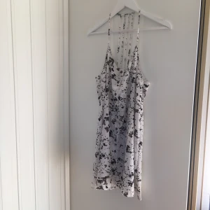  - Jättemysig sommarklänning, jätteskönt material. Säljer eftersom att den är kort på mig. Använt en gång. 