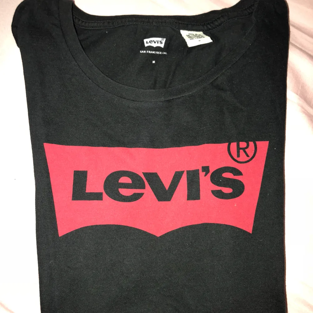 Aldrig använd Levis tröja, säljer den då den bara samlar dam i garderoben :( storlek M men satt fint på mig som har S  när jag provade den! Pris kan diskuteras . T-shirts.