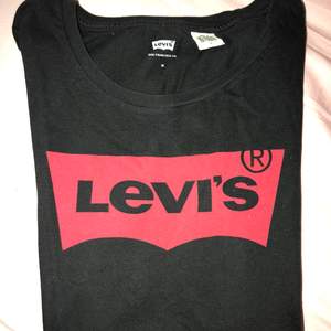 Aldrig använd Levis tröja, säljer den då den bara samlar dam i garderoben :( storlek M men satt fint på mig som har S  när jag provade den! Pris kan diskuteras 