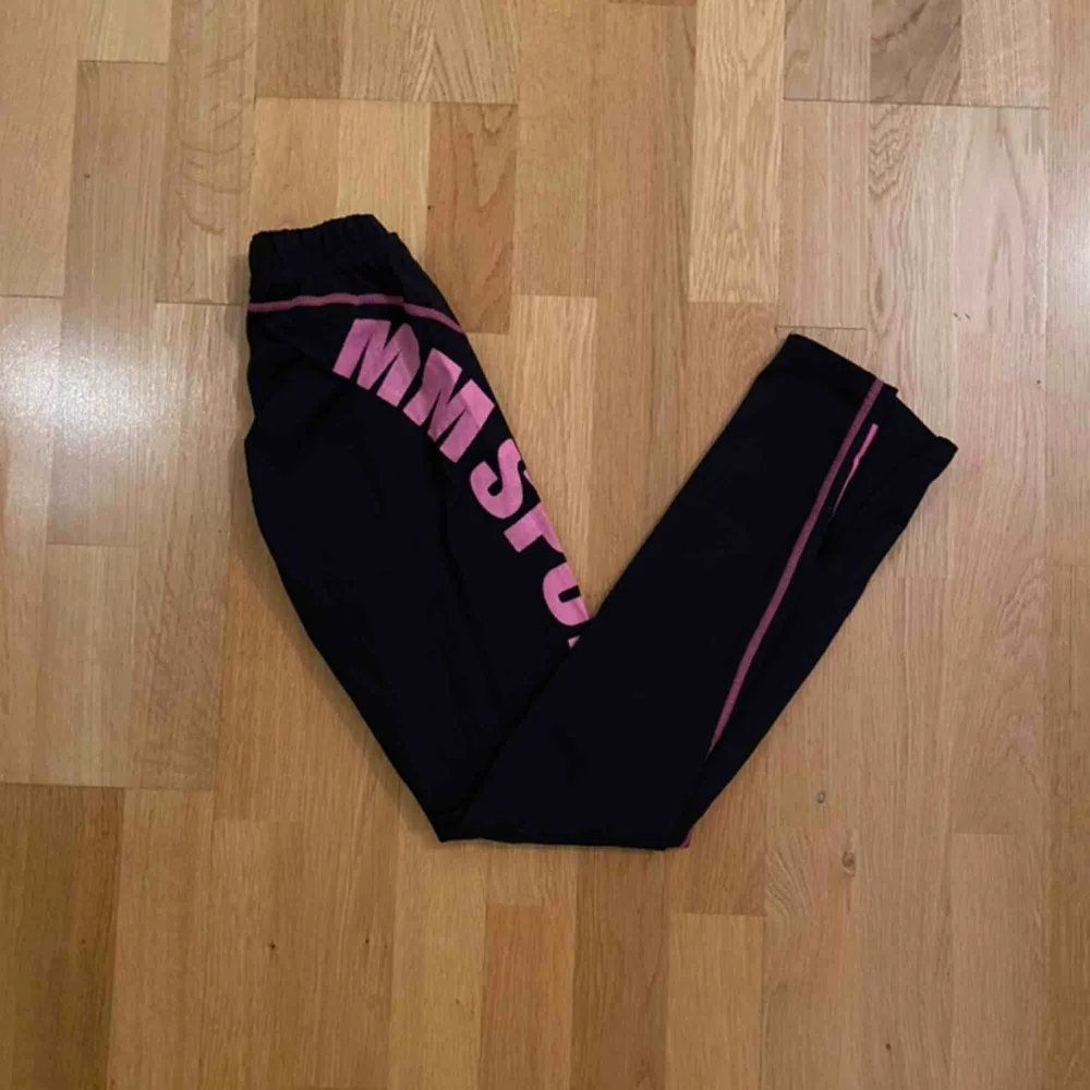 Knappt använda mm sports tights. Jättesköna med knytning i midjan samt scrunch där bak. . Övrigt.