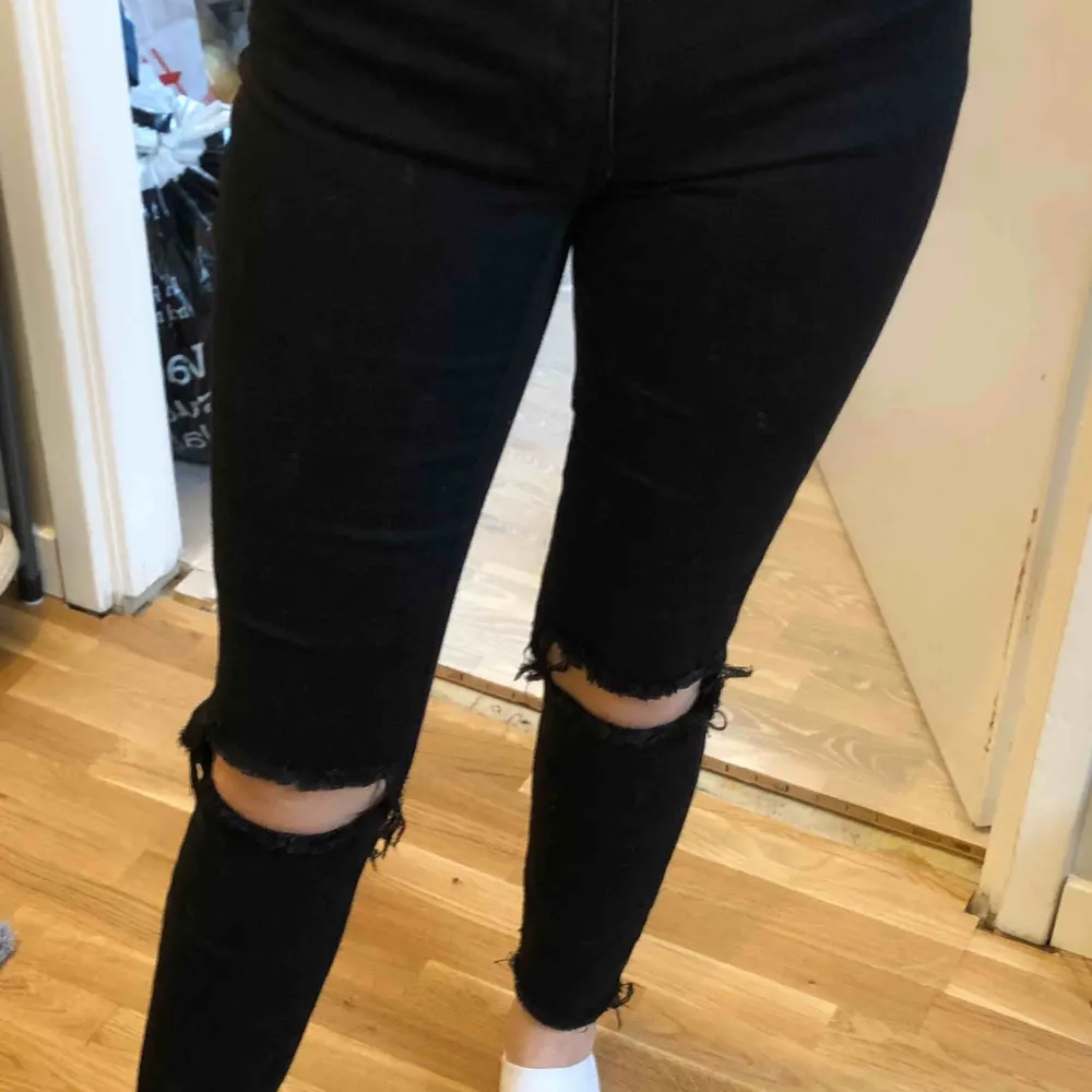 Svarta jeans med hål på knäna, storlek 34 aldrig använda . Jeans & Byxor.