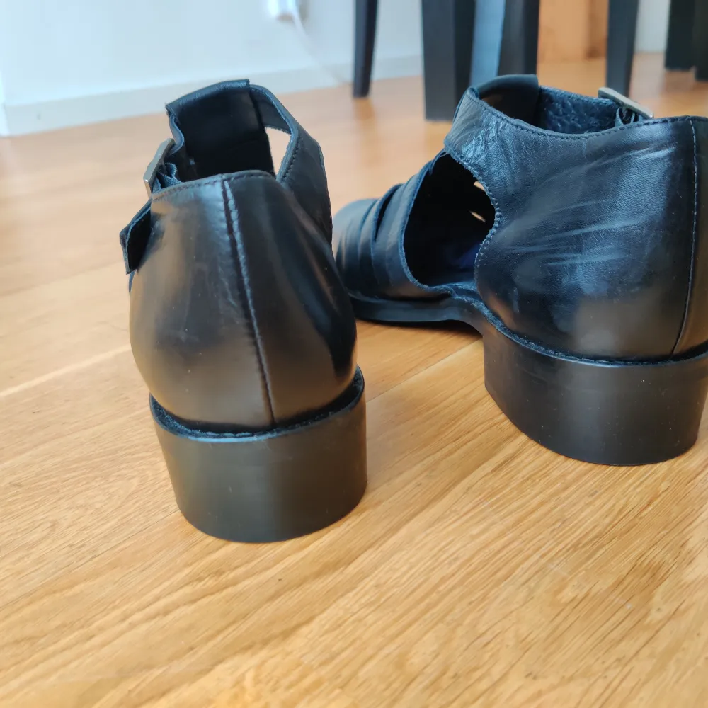 *frakt inkluderat* Almost new stylish flat black leather Zign shoes, semi-open design. Very well kept and worn only 3 times in a few years and only indoors. Made in Portugal, no defects. Säljd pgav. använder inte så mycket.. Skor.
