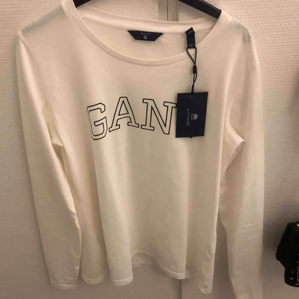 Super skön oanvänd vit långärmad tröja från Gant. Ordinarie pris 600 kr, säljer för 250 kr. Tar endast swish:). Tröjor & Koftor.
