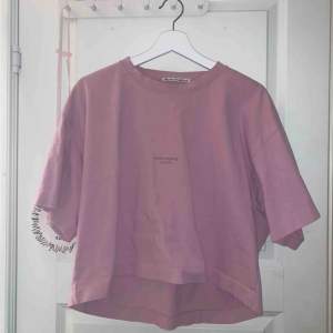 T-shirt från Acne Studios  Bra skick, Storlek XS/S, passformen är lite oversize   Nypris: 1600kr  Säljer då den ej kommer till användning. 