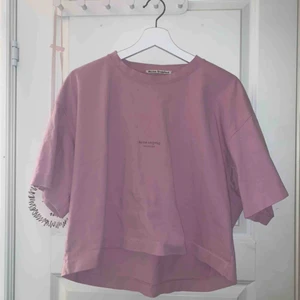Acne T-shirt - T-shirt från Acne Studios  Bra skick, Storlek XS/S, passformen är lite oversize   Nypris: 1600kr  Säljer då den ej kommer till användning. 