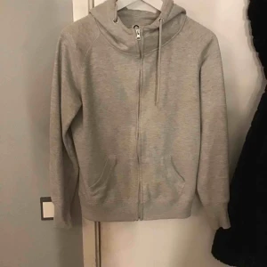  - Från Cubus  Storlek M  Använd men är i gott skick  Flis material inne 