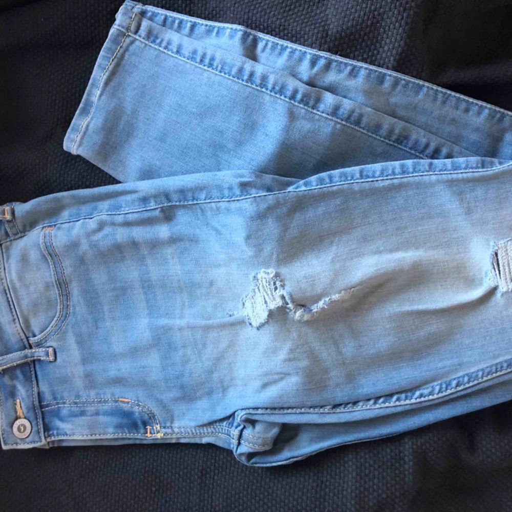 Säljer mina fina jeans som tyvärr blivit för små. Använd fåtal gånger. Storlek och passform ser ni på bild två.  Har slitningar på båda benen.   Fraktkostnad tillkommer. Jeans & Byxor.