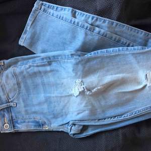 Säljer mina fina jeans som tyvärr blivit för små. Använd fåtal gånger. Storlek och passform ser ni på bild två.  Har slitningar på båda benen.   Fraktkostnad tillkommer