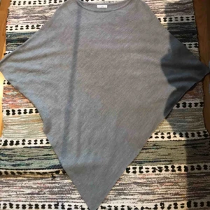  - Storlek L, fast jag kan använda den och jag har i vanliga fall S. Poncho som går att ha dels inomhus men även över jackan utomhus, väldigt skönt och mysigt material. Köparen står för frakt