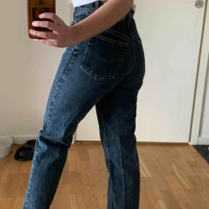  - Säljer mina ABSOLUTA favoritjeans!! De är helt enkelt för små för mig som har storlek 25/XS i jeans. Längden är perfekt för mig som är 160cm. Väldigt högmidjade och så snygga! Frakt tillkommer🥰