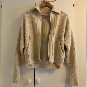  - Världens finaste kofta från & Other Stories. Något missfärgad (dock vitare än vad den ser ut att vara på bilden) samt relativt nopprig. Inköpt för ca 900kr. 