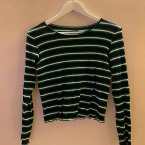  - Croppad randig tröja från Bikbok.   Jag kan mötas upp i Borås, eventuellt Göteborg, annars står köparen för frakten. 