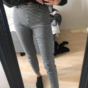  - Superfina mönstrade kostymbyxor från hm, storlek 34! Priset kan diskuteras vid snabb affär, endast swish betalning.