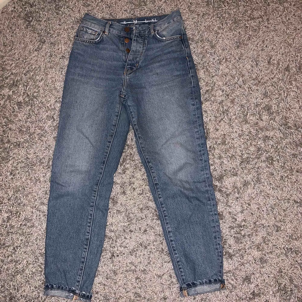 Ett par supersnygga mom jeans ifrån bikbok i stl XS, säljer pga att jag inte använder de längre. Köpta för 599. Frakt tillkommer.. Jeans & Byxor.