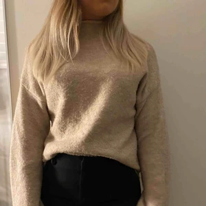  - Beige tröja från bikbok, lite polo och använd men är fortfarande fin och användbar ❣️ Köparen står för frakten