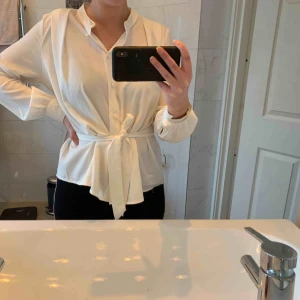  - Jättefin vit knytblus från Vero moda. Säljer för att den sällan kommer till användning :) (köparen står för frakten)