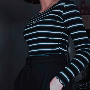  - väldigt trevlig tröja som jag aldrig använt, är stretchig så kan nog passa m också. skitsnyggt att styla den under en annan tröja som på andra bilden! frakt på 42kr tillkommer :)